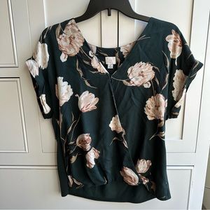 V-Neck, Short Sleeve, Floral Blouse (Solid-Colored, Cotton Half-Back)